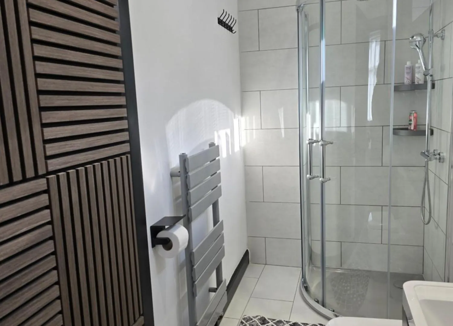 Double Room With Ensuite Bathroom Feltham Guest house